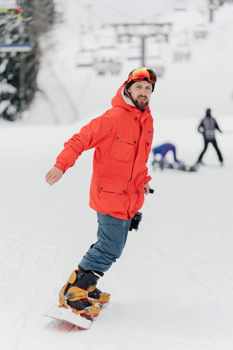 Отличие горнолыжной одежды от сноубордической